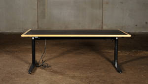 Magnus Olsen. Elekstronisk hævesænke skrivebord