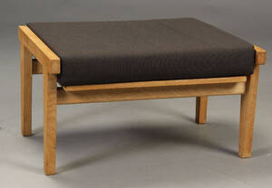 H. J. Wegner. Skammel, model GE-275