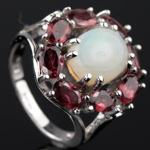 Opal og turmalin ring.