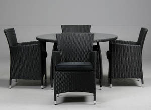 Havemøbler. Fire havestole samt rundt bord, sort polyrattan, aluminium stel. 5