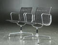 Charles Eames. Par armstole model EA 108, sort mesh 2