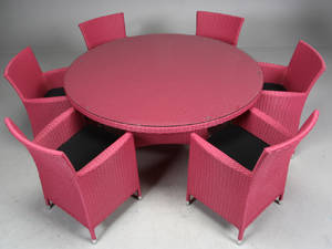Havemøbler. Seks havestole samt rundt bord, pink polyrattan, aluminium stel. 7