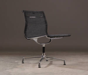 Charles og Ray Eames. Stol, Model EA-105
