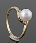 Diamond  cultured fresh water pearls ring
