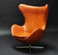 Arne Jacobsen 1902 - 1971. Ægget med profileret fod og vip med cognacfarvet Range Aniline læder
