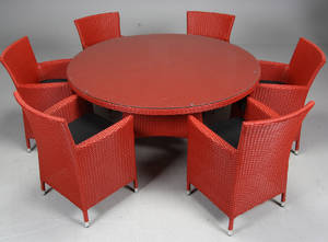 Havemøbler. Seks havestole samt rundt bord, rødt polyrattan, aluminium stel. 7