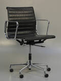Charles Eames. Kontorstol, model EA-117 i sort læder Denne vare er sat til omsalg under nyt varenummer 4697093