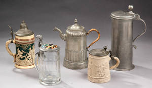 En samling diverse lågkrus og kande af tin, glas og keramik. 1800 tallet. 5