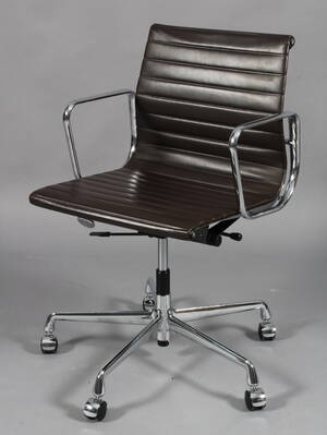 Charles Eames. Kontorstol, Model EA-117, brunt læder