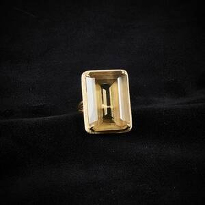 Ring, 18 k med sten. Vikt 11