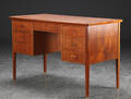 Skrivebord af teaktræ, dansk møbelproducent