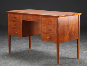 Skrivebord af teaktræ, dansk møbelproducent