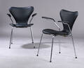 Arne Jacobsen. Et par armstole, Syveren, model 3207, nybetrukket med sort læder 2 Denne vare er sat til omsalg under nyt varenummer 4906476