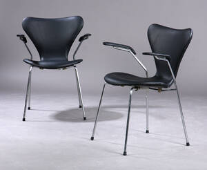 Arne Jacobsen. Et par armstole, Syveren, model 3207, nybetrukket med sort læder 2 Denne vare er sat til omsalg under nyt varenummer 4906476