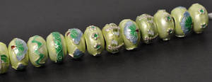 20 Charlotte Borgen beads i limegrønne nuancer
