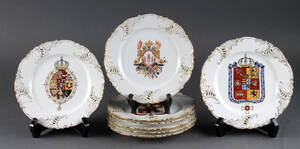 Otte tallerkner af porcelæn med heraldiske motiver, 1900-tallet 8