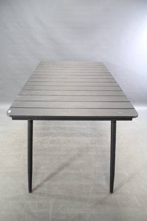 Trädgårdsbord i plast och metall