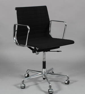 Charles Eames. Kontorstol. Vitra model EA-117, hopsak