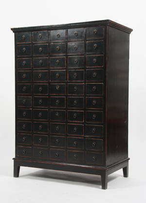 Sortlakeret skuffemøbel