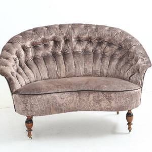 SOFFA. Nyrokoko 1800-tal.  Djuphäftad klädsel.