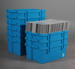 Ti opbevaringskasser m låg udført i slagfast plast. 20