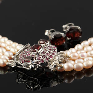 Perle og granat smykkesæt.