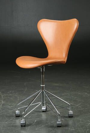 Arne Jacobsen. Kontorstol, model 3117, cognacfarvet læder