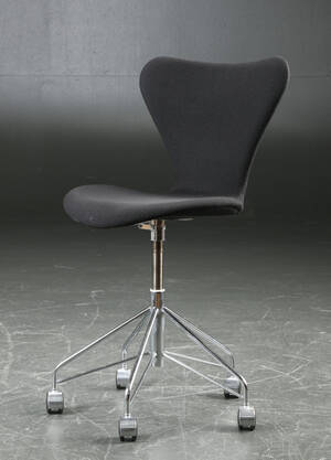 Arne Jacobsen. Kontorstol, model 3117, sort uld