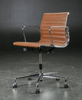 Charles Eames. Kontorstol model EA 117, cognacfarvet læder 