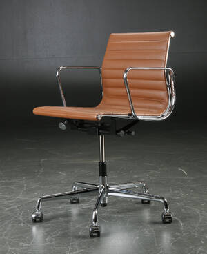 Charles Eames. Kontorstol model EA 117, cognacfarvet læder 