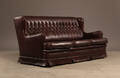 Chesterfield sofa betrukket med knapsyet brun læder Trepersoners