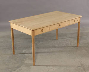 Hans J. Wegner. Skrivebord, model AT-305, egetræ