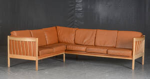 Hjørnesofa med tremmer.