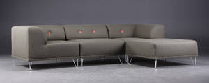 Nomad DOT modulsofa, betrukket med mørkegrønt filtuldstof fra italienske Velvetex, forkromede metalben