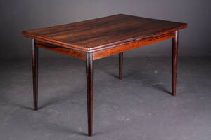 Dansk møbelproducent. Spisebord af palisander med hollandsk udtræk 