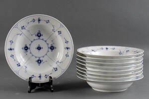 Royal Copenhagen. Riflet musselmalet dybe tallerkner 9 
