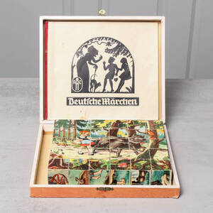 KLOSSPUSSEL med motiv från sagor, Tyskland, 1900-talets mitt