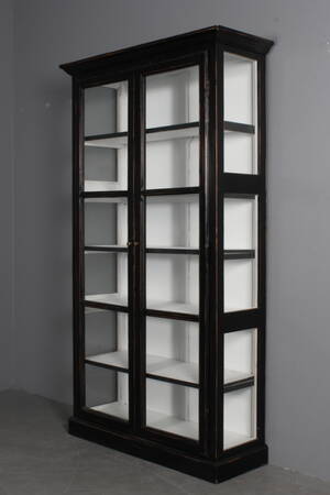 Vitrineskab. Antikbemalet sort.