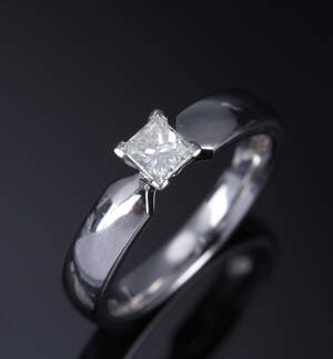 Moderne diamant solitairering af 14 kt. hvidguld på ca. 0.30 ct