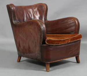 Dansk møbelarkitekt. Lænestol betrukket med læder 1940erne
