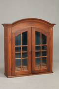 Væghængt vitrine starten af 1900 tallet.