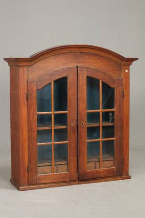 Væghængt vitrine starten af 1900 tallet.