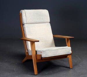 Hans J. Wegner. Højrygget lænestol af egetræ, model GE - 290A