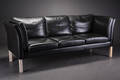 Hurup møbelfabrik. Tre-pers. sofa betrukket med sort læder