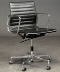 Charles Eames. Kontorstol med sort læder, model EA117