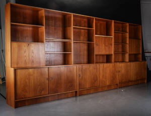 Dansk møbelproducent. Reolsystem af teak