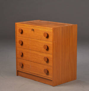 Kommode af fineret teaktræ.