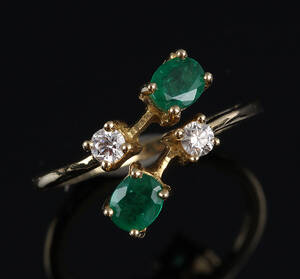 Smaragd- og diamantring af 18 kt. guld