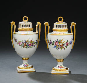 Et par små lågprydvaser, 1800-tallet 2