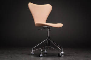 Arne Jacobsen. Kontorstol model 3117, vegetabilsk læder  